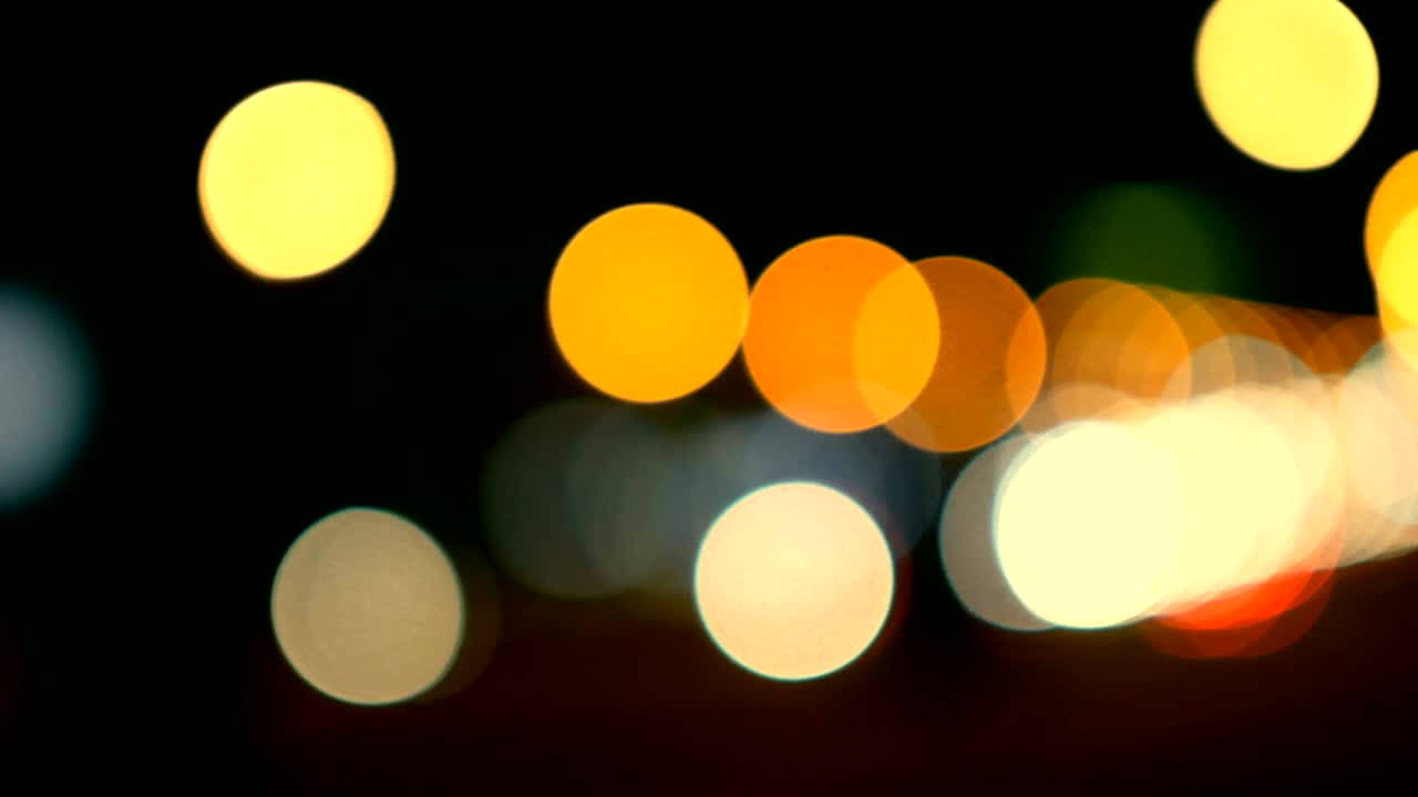 luces desenfocadas calle de los ángeles resumen. fondo borroso de la ciudad. círculos de bokeh en movimiento del tráfico nocturno.