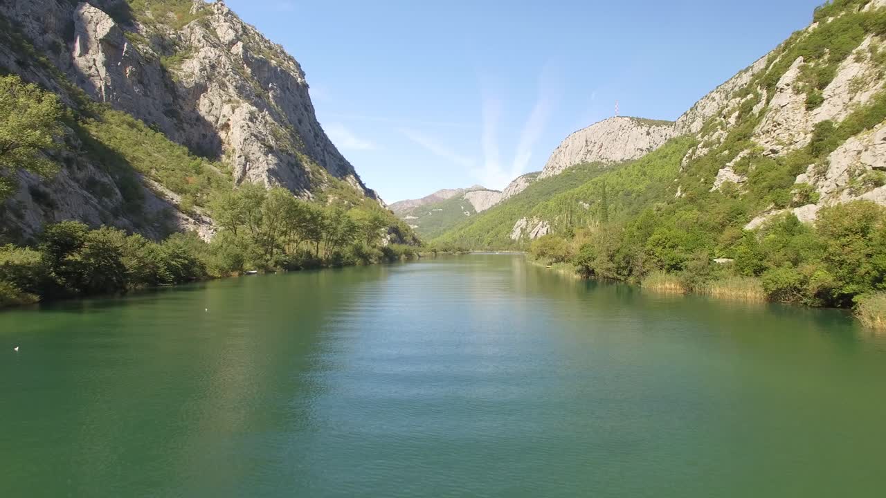 아름다운 드론 영상, 드론이 강 위로 낮게 날아갑니다.