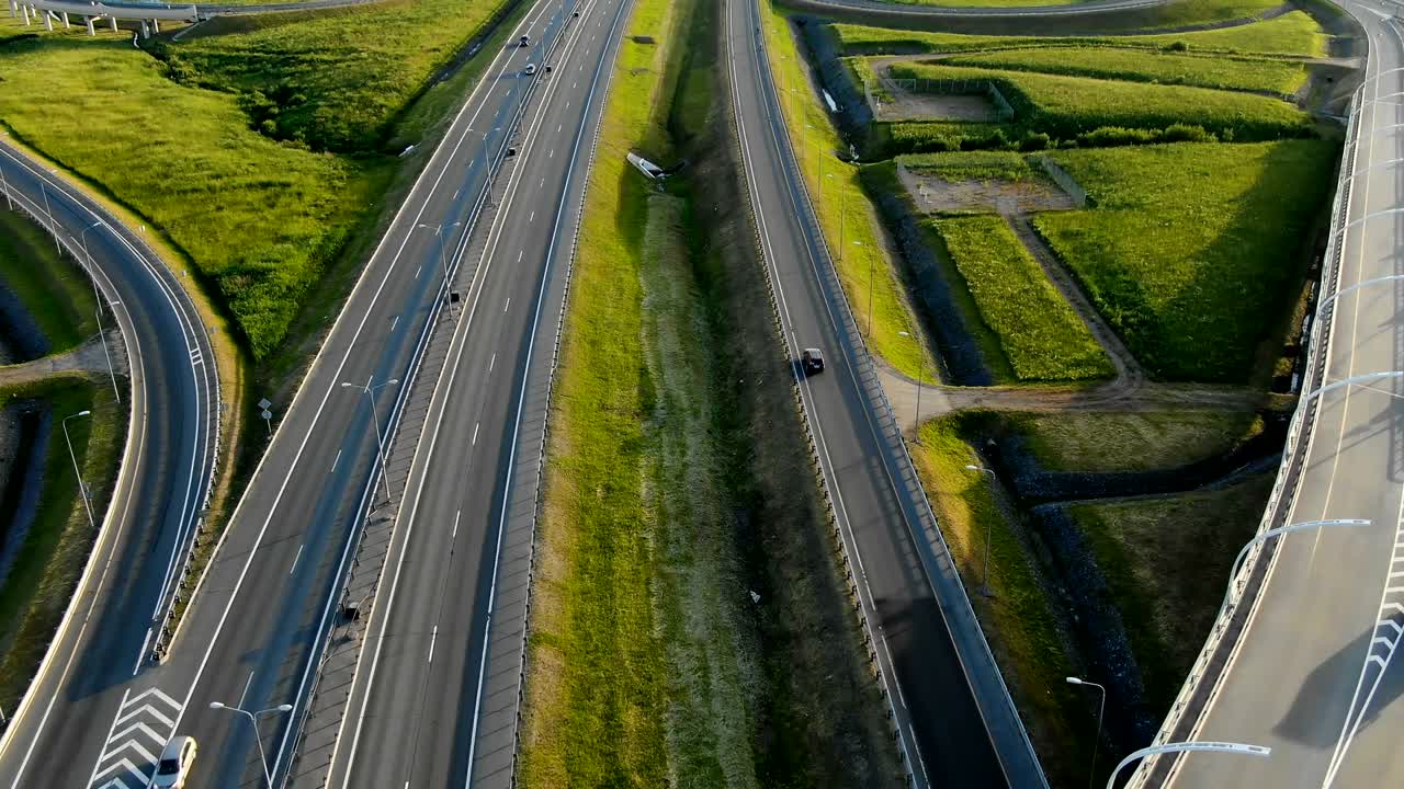 자동차는 은 아침에 회색 회전 원을 따라 운전