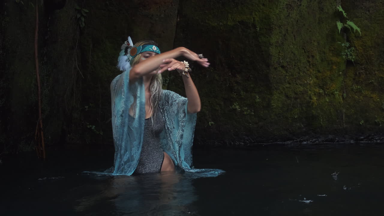 Donna nella natura, danza spirituale