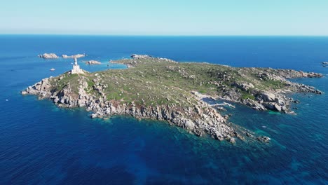 faro en una pequeña isla en cerdeña, italia - antena 4k dando vueltas