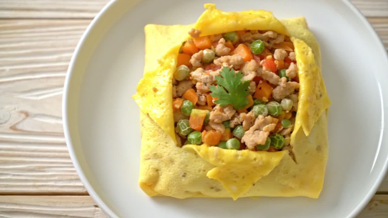 envoltura de huevo o huevo relleno con carne de cerdo picada y verduras