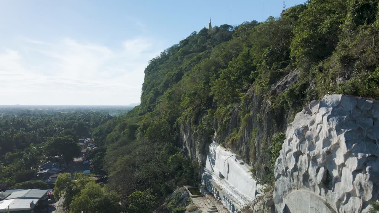 프놈 삼포프, 바 탐방, 캄보디아의 암벽에 새겨진 거대한 대지 만지는 부처