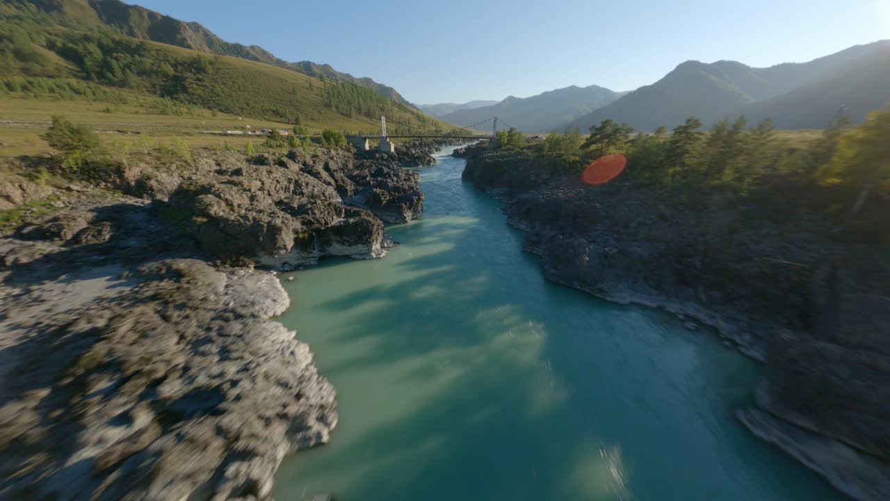 공중에서 볼 수 있는 은 산의 풍경, 다리 에서 날아다니는 관광객, 강의 물, 하천.