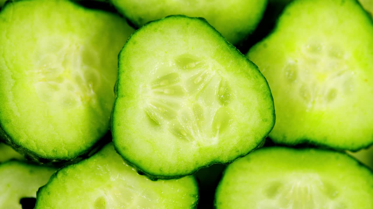 신선한 호박의 둥근 조각은 천천히 회전합니다. 위쪽 뷰, 서서히 원으로 회전합니다