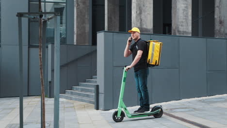 persona de entrega en scooter eléctrico