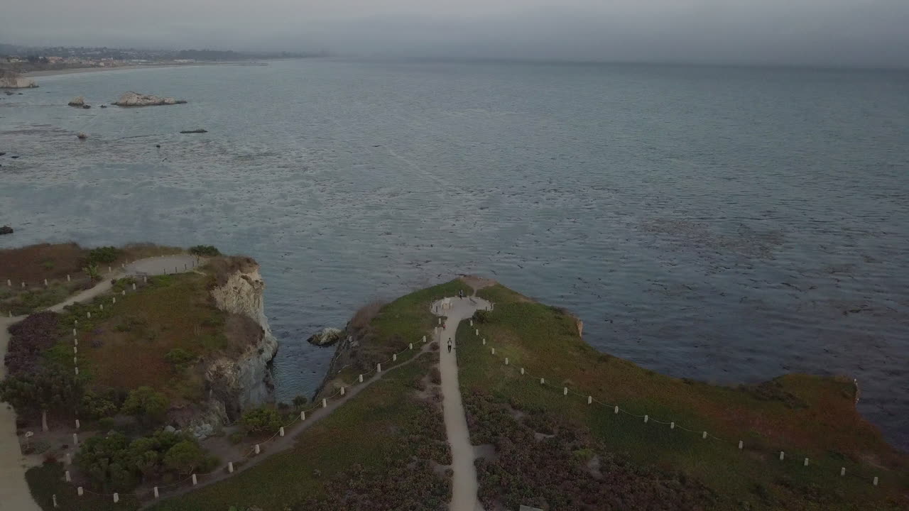 캘리포니아주 피스모 해변의 통로와 절벽 위의 공중 총격