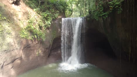 Die-Langsame-Filmische-Rückwärtsneigung-Aus-Der-Luft-Gibt-Den-Blick-Auf-Den-Suwat-Wasserfall-Frei