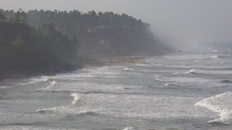 Las-Olas-Llegan-A-La-Orilla-A-Lo-Largo-De-La-Costa-De-Kerala,-India-2