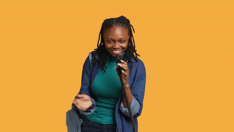 Portrait-of-motivational-speaker-talking-in-microphone,-studio-background