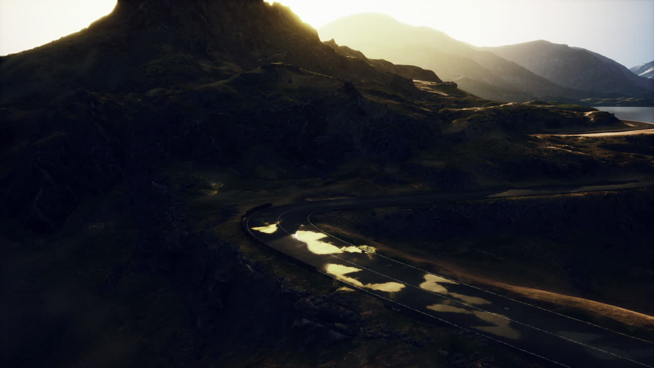 vista aérea de la sinuosa carretera de montaña al atardecer