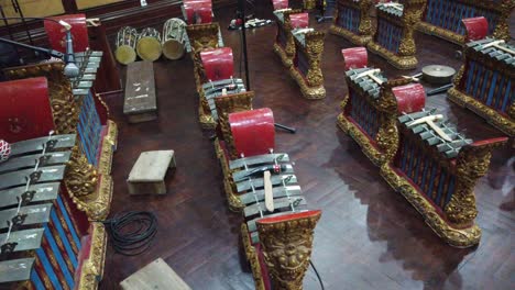 instrumentos musicales de gamelan, orquesta exhibida en el escenario en bali indonesia asia