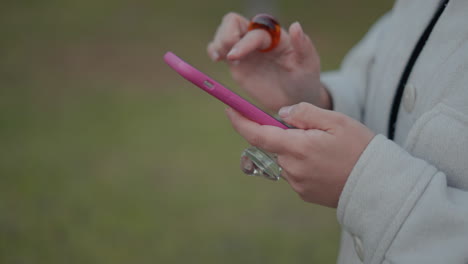 mulher usando smartphone ao ar livre