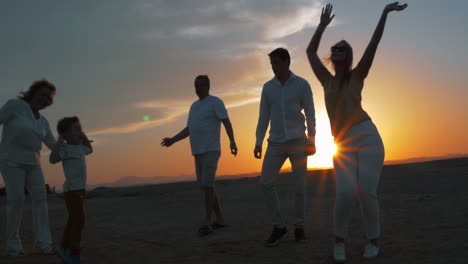 Glückliche-Große-Familie,-Die-Den-Abend-Am-Strand-Genießt