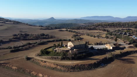 Vista-Aérea-De-Drones-Del-Campo-Tradicional-Español-Rural-Masia,-Adelante