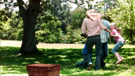 Familia-Bailando-En-Camara-Lenta