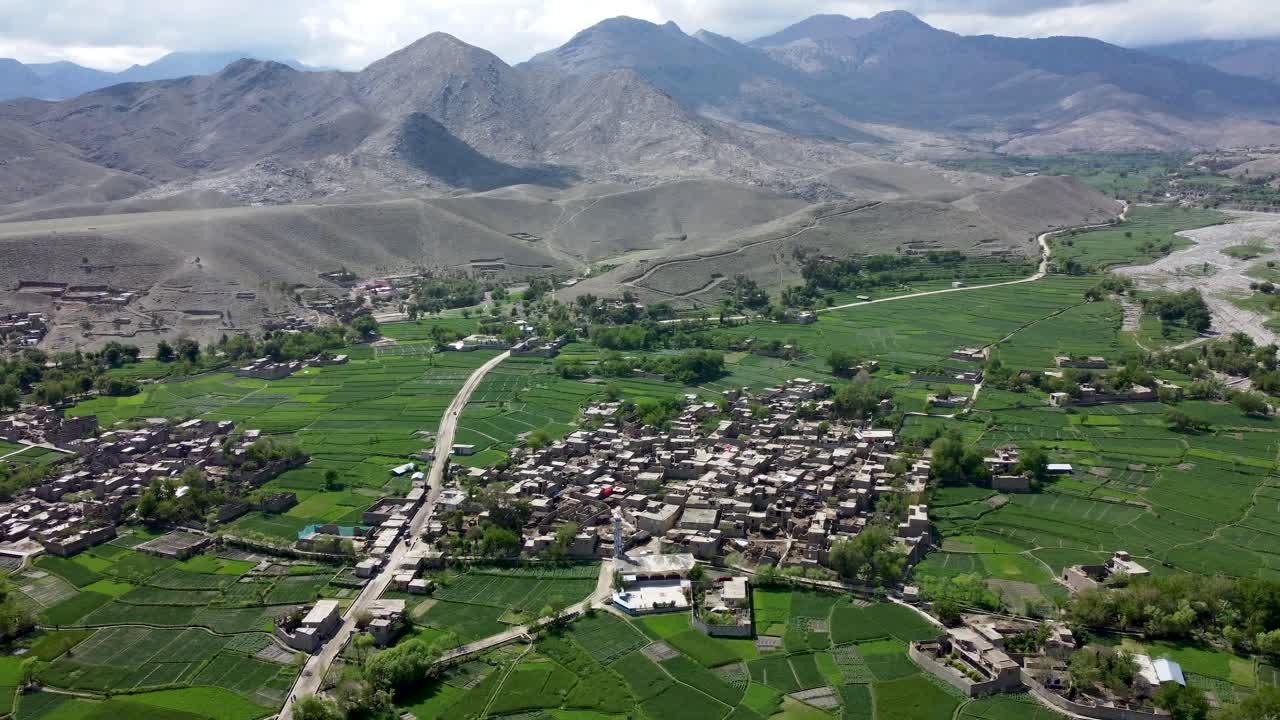 vista aérea de las casas de arcilla y las granjas que salpican el paisaje en la provincia de laghman
