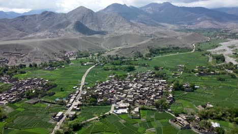 vue aérienne des maisons d'argile et des fermes qui parsèment le paysage de la province de laghman