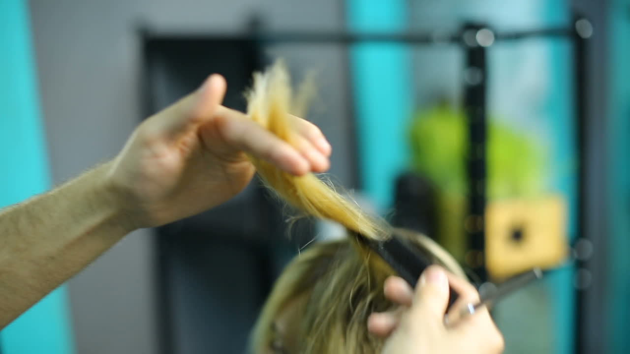 Cuidado capilar profesional. Mujer cortándose el pelo en un salón de peluquería.