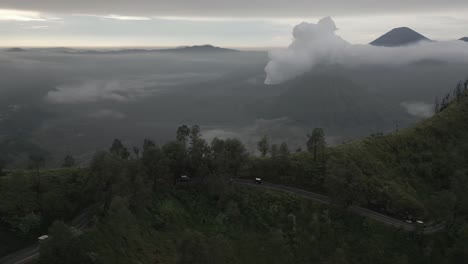 convoy de camiones turísticos en la carretera retorcida de mtn cerca de mt bromo en java
