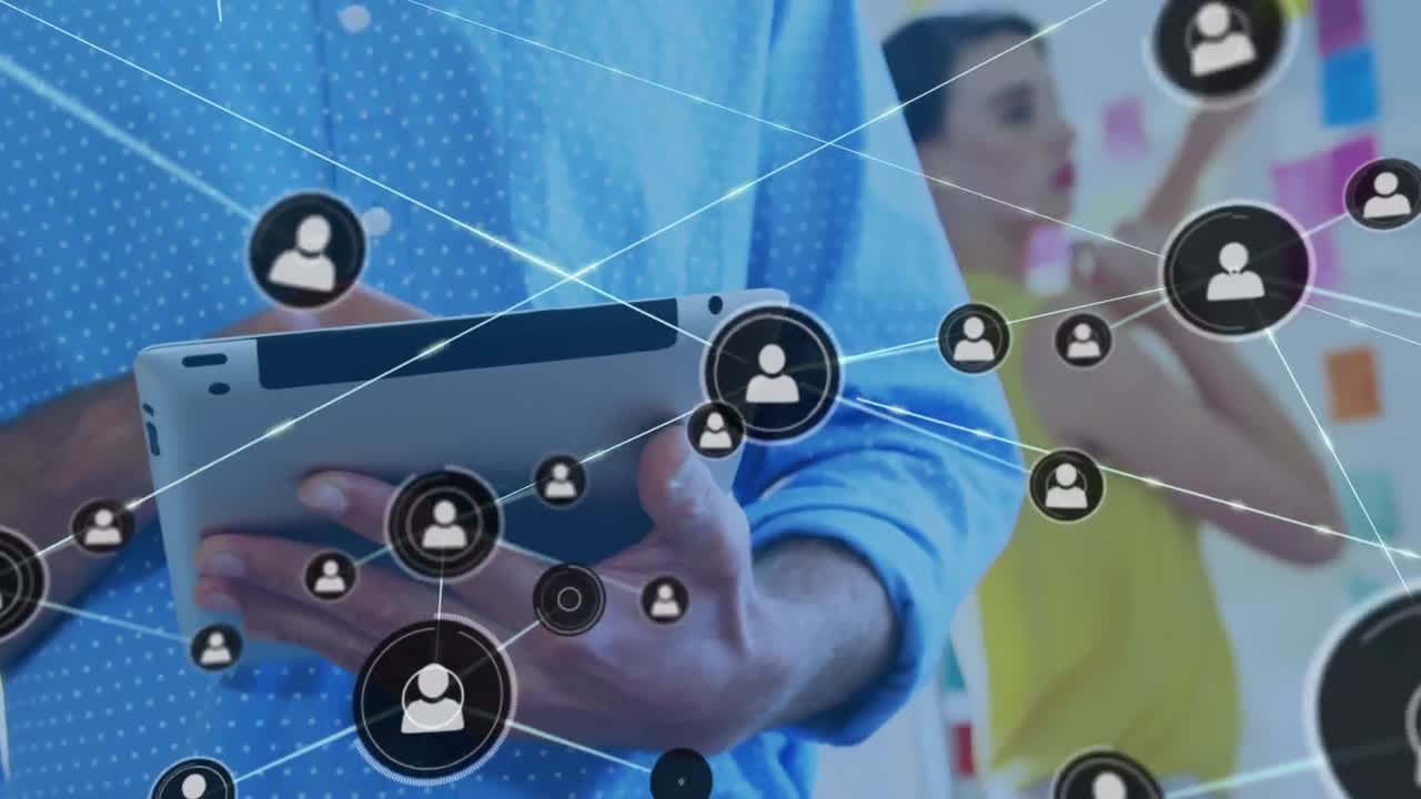 animación de una red de iconos de perfil contra la sección media de un hombre que usa una tableta digital en la oficina