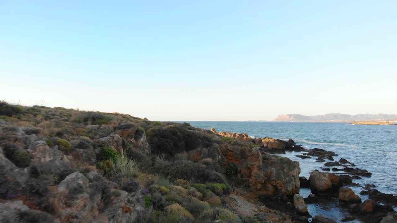 imágenes de drones del océano en creta