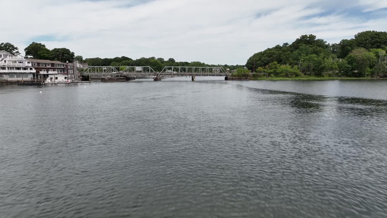 푸른 하늘과 흰 구름이 있는 아름다운 날 코네티컷의 소가턱 강의 낮은 각도 공중 전망