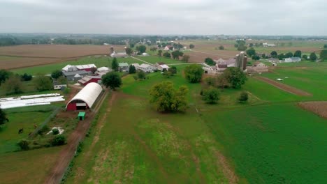 Drone-Ariel-Vista-De-Las-Tierras-Agrícolas-Amish-Y-La-Reunión-Del-Domingo-Amish