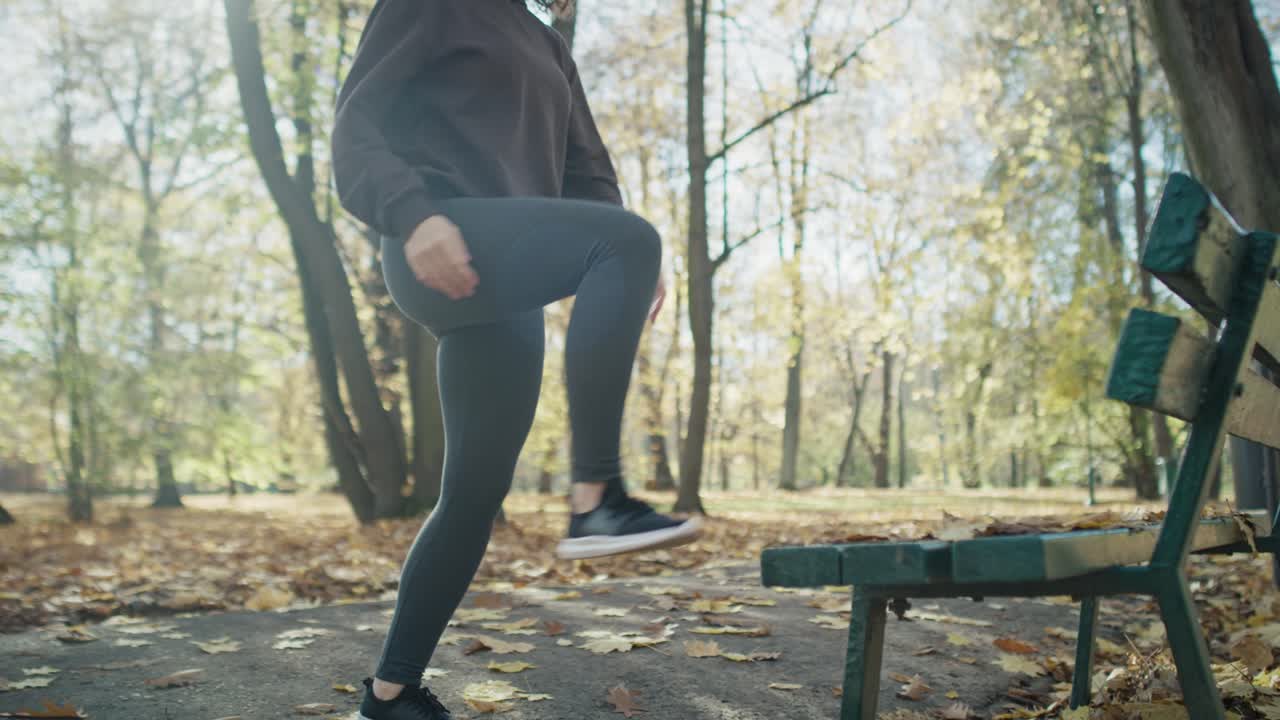 가을 에 공원 에서 달리기 전 에 따뜻 해지는 홍삼 여자 의 기울기