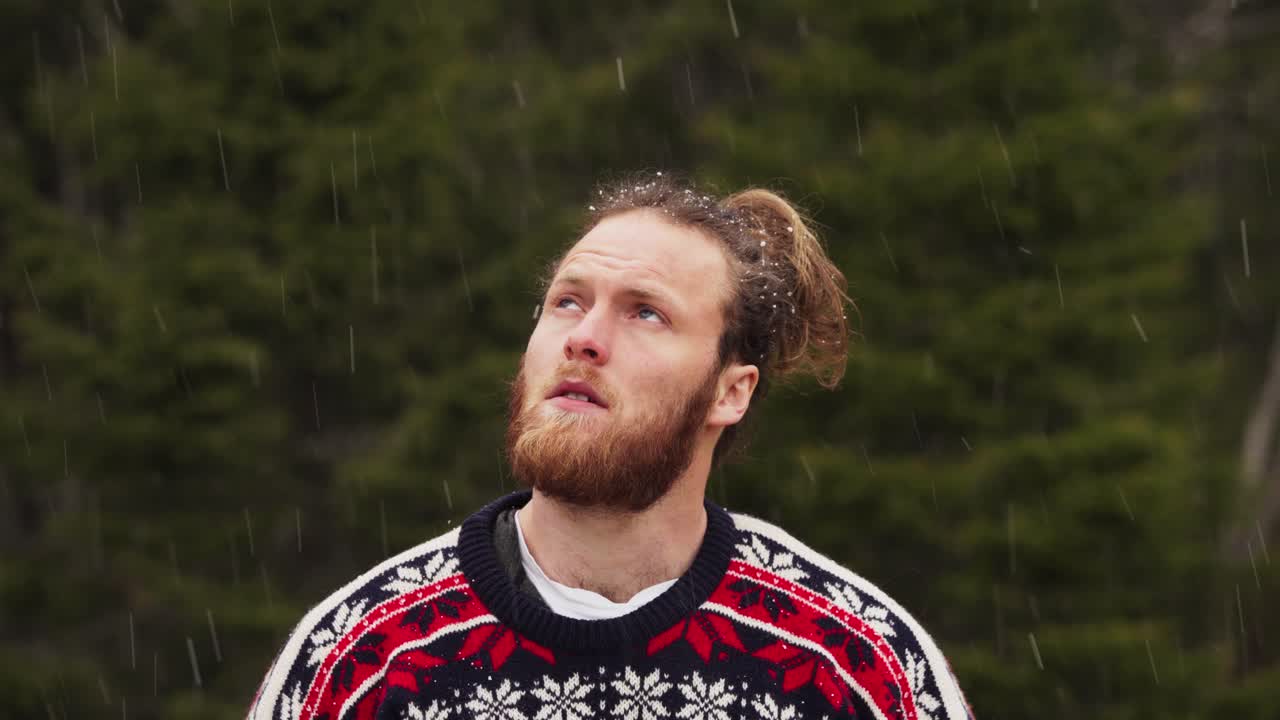 передний портрет европейского мужчины, стоящего в снегопаде