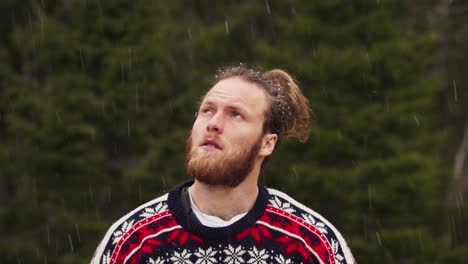 retrato frontal de un hombre europeo de pie en una nevada