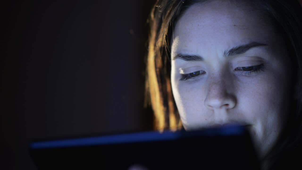 mulher tablet de jogos computador touchscreen touchpad