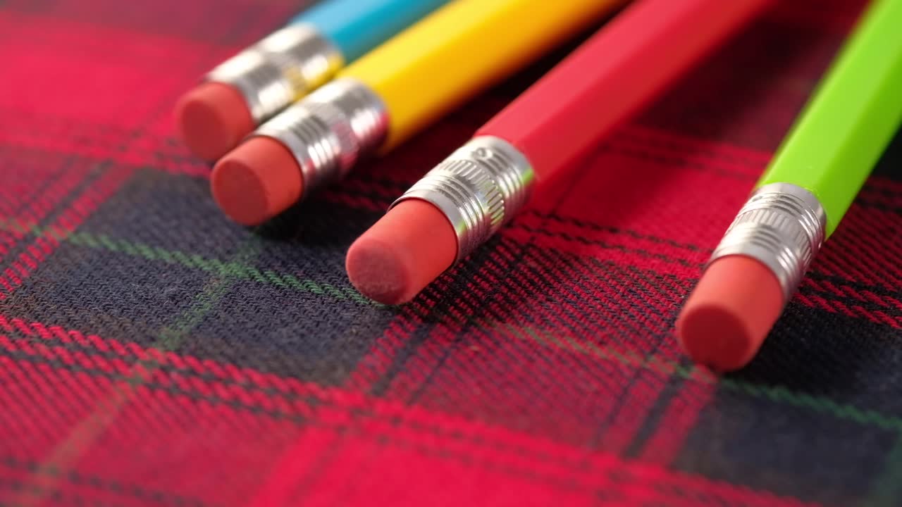 플레이드 천에 있는 다채로운 연필