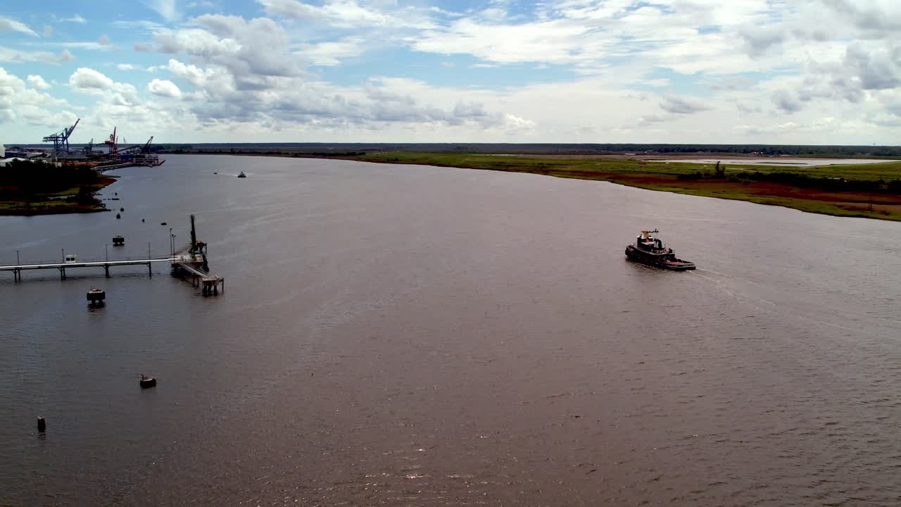 cruceros en remolcador por el río cape feder en wilmington, carolina del norte, carolina del norte