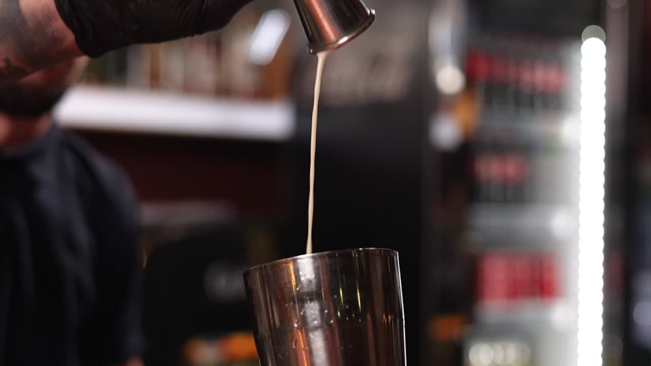 Il barista prepara un cocktail