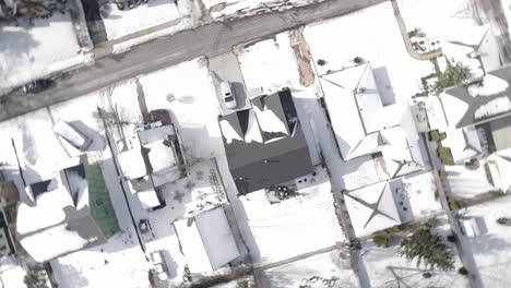 girar y descender hacia la casa en los suburbios en un día de invierno nevado