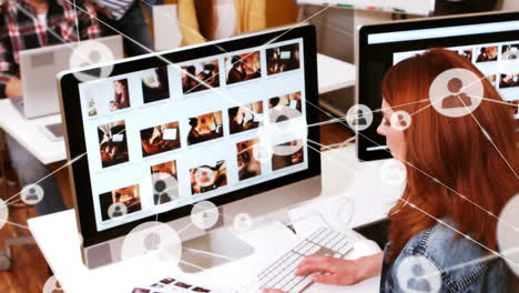 animación de la red de conexiones con iconos sobre una mujer de negocios caucásica usando computadora