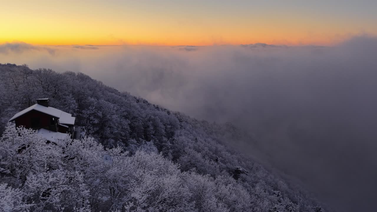 눈보라 후 노스캐롤라이나 주 분 근처의 산등성이 항공 샷, 노스캐롤라이나