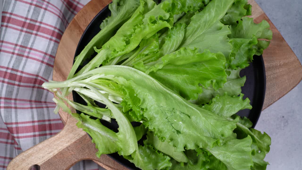 원형 회전, 접시 위에 초록색 러드 한 어리, 위쪽 전망.