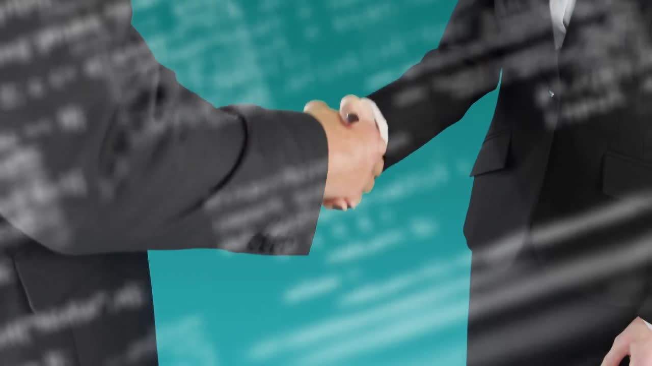 procesamiento de datos en la sección media de un hombre de negocios y una mujer de negocios que se dan la mano