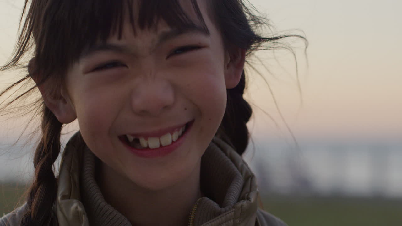 해가 지면 에 야외 에서 미소 짓는 아시아 일본 소녀 어린이 의 초상화