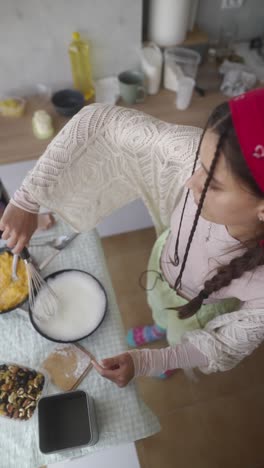 mujer cocinando en la cocina