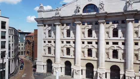 italia, milán julio 2020 - vista aérea de drones del intercambio de dinero de la bolsa - finaliza el bloqueo debido al coronavirus covid-19, la calle vacía de turistas - piazza affari y el nuevo horizonte y rascacielos en el centro de la ciudad - dito medio estatua de maurizio cattelan