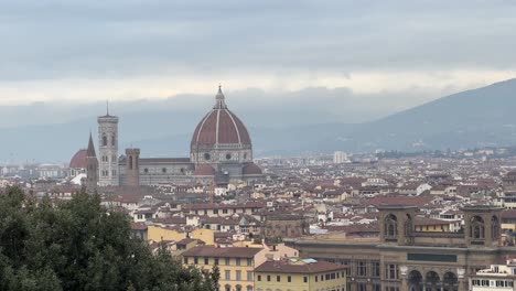 Beautiful-sunset-cityscape-view-of-the-Santa-maria-nouvelle-Duomo-and-the-town-of-Florence,-in-the-Italian-Tuscany