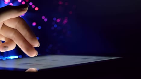 mujer tocando la mano y navegando en un dispositivo de tableta en una habitación oscura con luces de fibra óptica borrosas de colores movimiento de panorámica de primer plano