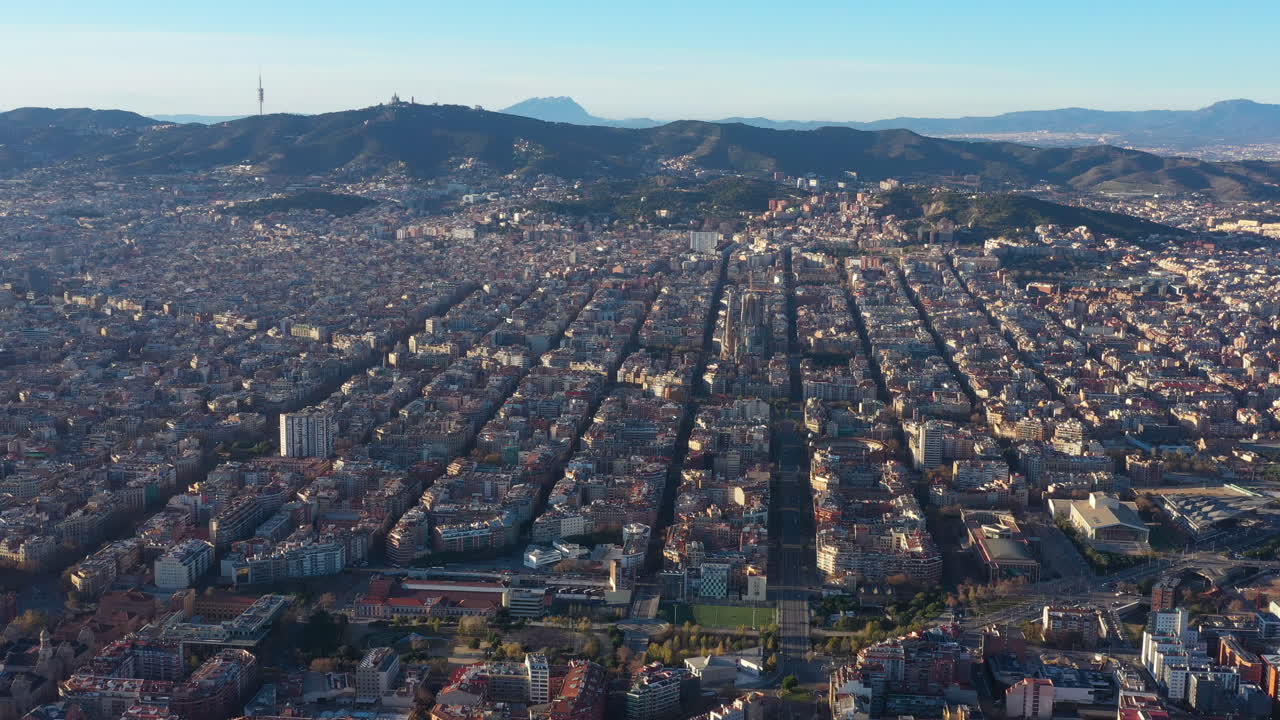 바르셀로나 창 구역 (aerial view of barcelona) - 스페인의 은 날, 배경에는 산이 있다.