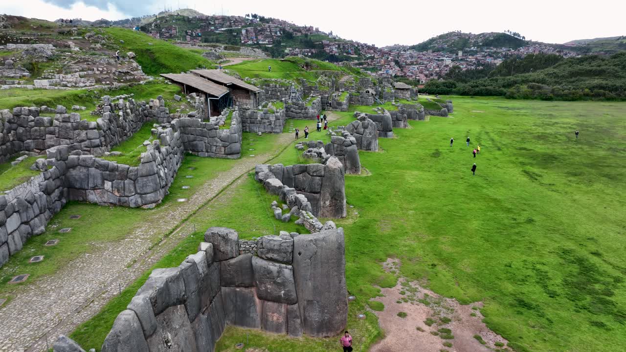 sacsayhuaman o saqsaywaman es una de las construcciones de ruinas incas como machu picchu