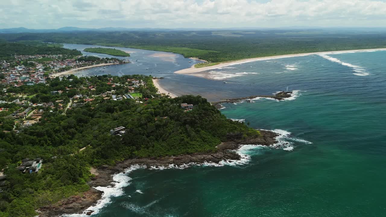 vista aérea de una ciudad costera tropical