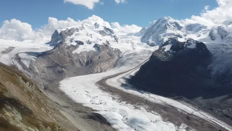 impresionante vista de un glaciar en los alpes suizos.