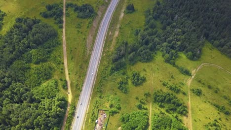 vista aérea de una carretera sinuosa a través de un paisaje exuberante